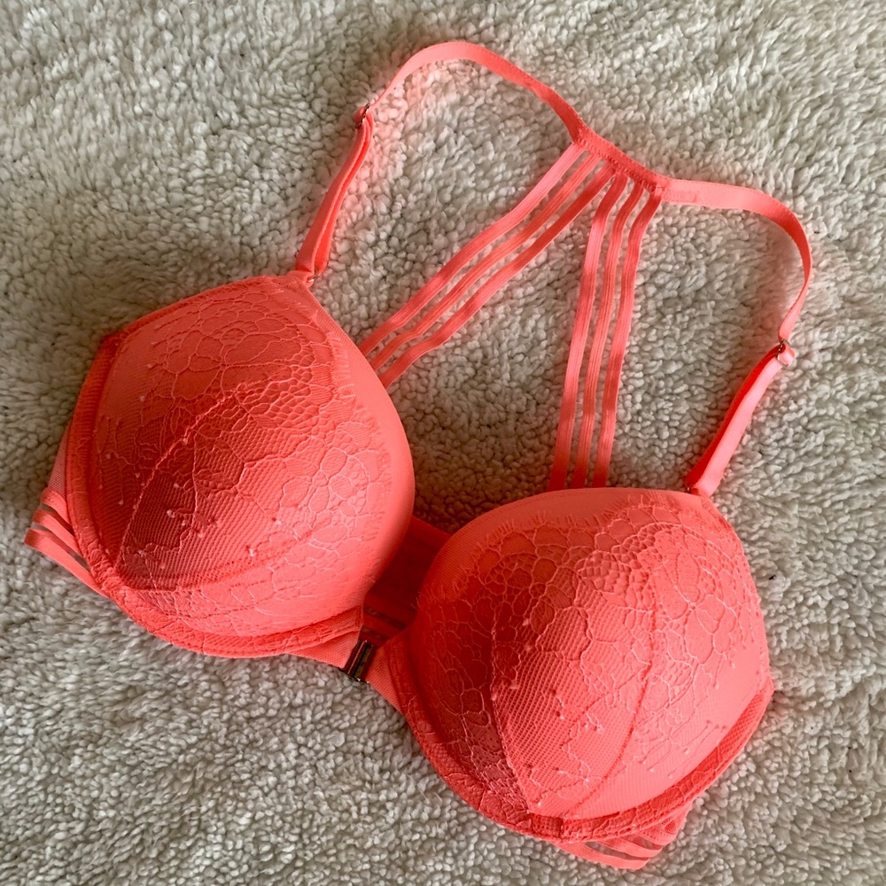 32D Victoria’s Secret Bombshell Plunge Bra